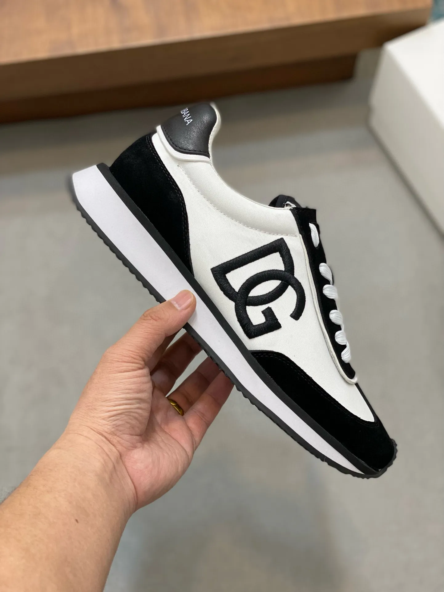 Factory price: 458💰••New products••Dolce&Gabbana••DG✔️High-end men's sports•casual shoes. Original goods from top counters. Original imported cowhide, multi-material splicing design ➕Imported cowhide lining, cowhide feet ➕Original TPR elastic outsole. Size: 39-44 (38, 45 customized)